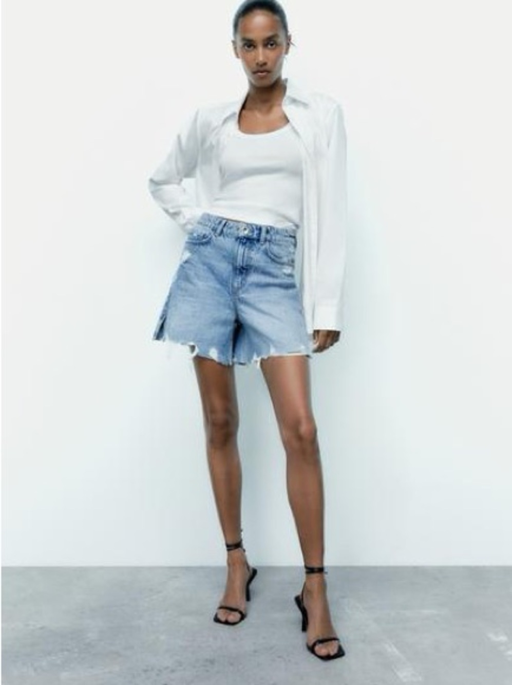 Zara High-Rise Distressed Denim Frayed Hem Shorts in Light Mid-Blue 5862/163/427